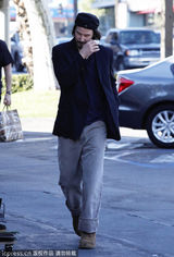 组图：里维斯一脸络腮胡出街 以手遮面不自信