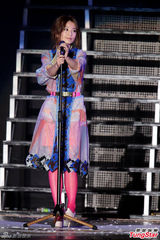 组图：伍佰花朵舞high翻 田馥甄变女神唱压轴