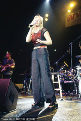 组图：女歌手曼迪吞枪自杀 与男友昔日合影曝光