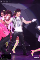 组图：狂野2PM台湾开唱 大秀肌肉引粉丝欢呼