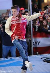 组图：贾斯汀-比伯献唱今日秀亚瑟小子同台助阵