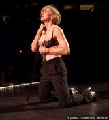 组图：麦当娜上演限制级 边跳边脱蹭猛男