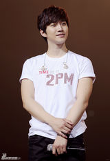 高清图：2PM菲律宾开唱 祐荣献唱当地民谣