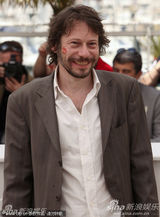 幻灯：《巡演》戛纳记者会 女主角献吻导演