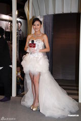 组图：江若琳穿婚纱办签唱会 遇男粉丝当场求婚