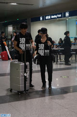 组图：李晟李佳航机场亲密牵手同行 恋情曝光