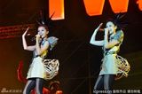 组图：Twins广州演唱会火爆 姐妹妖姬引尖叫连连