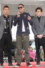 组图：何润东剃头为AK站台 现场学跳手指舞