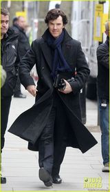 组图：卷福现身《夏洛克》片场标志风衣引围观