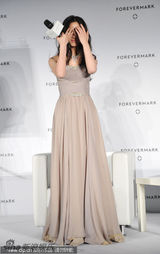 组图：汤唯戴百万钻饰亮相 收山区儿童画作感触落泪