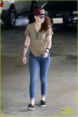 组图：暮光女医院验血身体抱恙 无精打采显憔悴