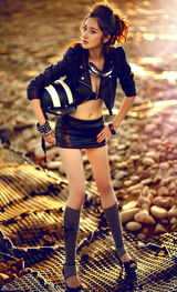 组图：张舒媛早春写真曝光 性感诠释朋克机车风