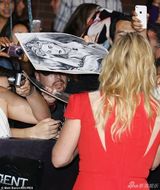 组图：Rose凯特温斯莱特红裙亮相 粉丝举裸体画