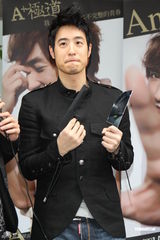 高清图：张世明新书大卖 潘玮柏现身庆功会力挺