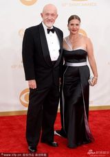 组图：Gennera Banks爆乳亮相艾美红毯