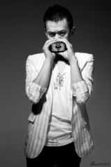 组图：王学兵黑白写真曝光 硬朗男人不失童趣