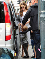 组图：36岁辣妈安吉丽娜-朱莉白裙现身咖啡馆