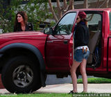 组图：暮光女豪爽驾皮卡裤兜塞弹弓