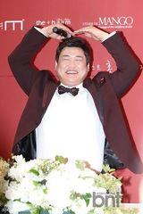 组图：韩笑星金俊贤婚照曝光 记者会晒可爱表情