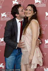 高清：《后事》记者会 泽格斯怀孕被导演摸大肚送吻