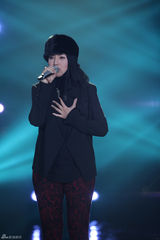 组图：周笔畅睡衣扮猫女 邓紫棋自弹自唱