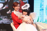 组图：田亮一家三口捞金 Cindy扮天使萌翻众人