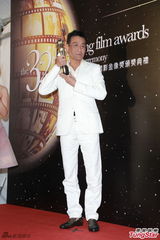 组图：梁家辉举奖杯庆祝 期待再拍《寒战2》