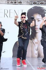 组图：吴建豪亮相签唱会 墨镜耍酷现场热舞