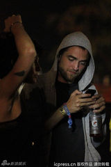 组图：凯蒂佩里爆乳性感 引帕丁森耳语热聊