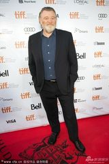 组图：《伟大诱惑》首映芭拉班大秀美背