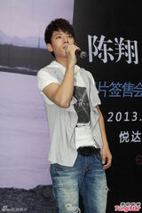 组图：陈翔上海签售帅气十足 不时整理发型