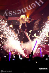 高清组图：蔡依林白发造型开唱 不介意和老外拍拖