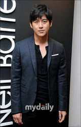 组图：车胜元韩佳仁宋钟基等出席服装新品发布会