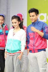 组图：Angelababy与彭于晏运动装活力十足