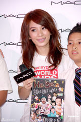 组图：Hebe亲切可爱热心公益 透露Ella赴美学英文