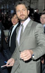 高清图：《赏金猎人》巴黎首映 安妮斯顿红裙夺目