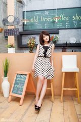 组图：徐子淳清新写真 短发长裙俏丽可人