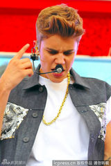 组图：贾斯汀比伯东京献唱 自摸裤裆表情超拽