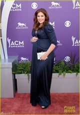 组图：米兰达笑傲乡村奖 泰勒携帅大叔献唱