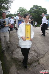 组图：刘家良遗体火化 翁静晶灵前掩脸痛哭