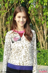 组图：吴千语亮相电影宣传 笑容优雅长腿性感