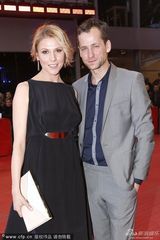 组图：《耶稣受难像》首映 安娜大秀美背显优雅