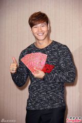 组图：金钟国穿中国传统服装 贴身抱女粉丝