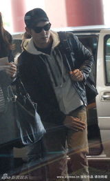 幻灯图：阮经天不受绯闻影响 与女粉丝热情交流