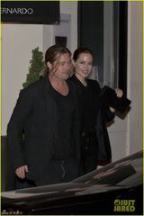 组图：皮特为茱莉庆生共进餐 全黑打扮恩爱牵手