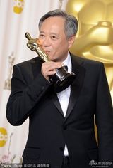 组图：奥斯卡后台－李安获最佳导演亲吻奖杯