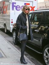 组图：斯威夫特黑超遮面上街 红唇性感黑丝诱惑