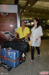 组图：洪金宝夫妇携手返港 谭咏麟亲和合影