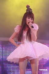 组图：江若琳个唱换多款性感装 与男伴贴身热舞