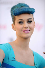 组图：凯蒂佩里蓝发爆乳似芭比 斗鸡眼表情鬼马